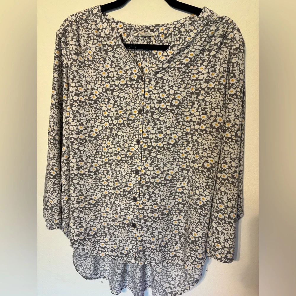Indigo Soul Gray Ditsy Floral Button Down Blouse Long Sleeve Hi-Low Hem Size XL - Picture 1 of 5